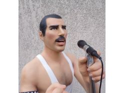 Statue Chanteur Avec Son Micro